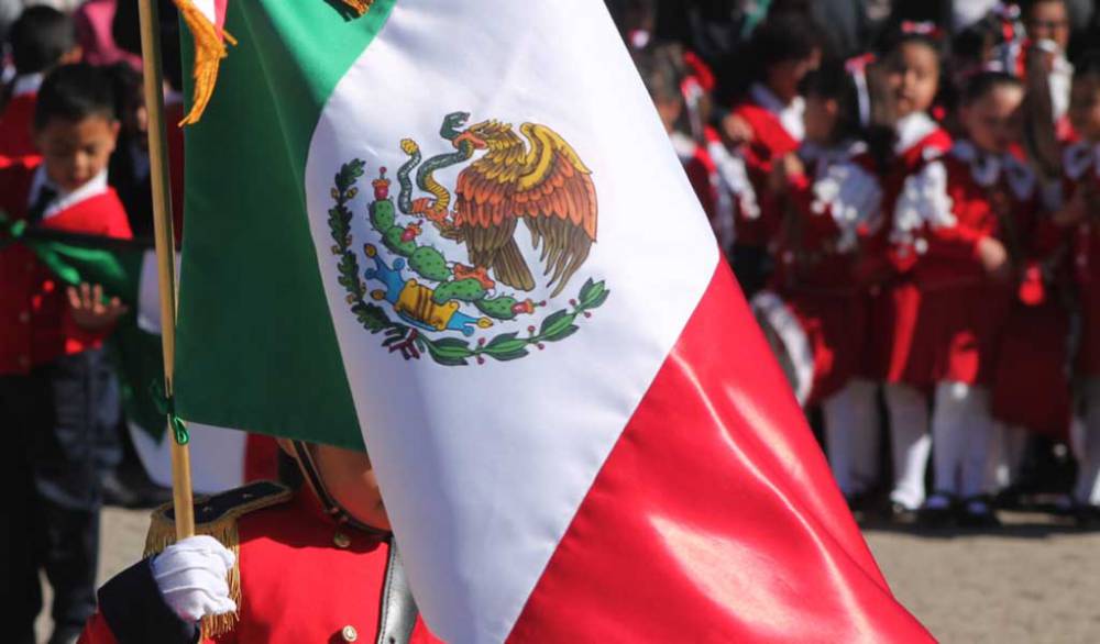 Rinden Honores a la Bandera