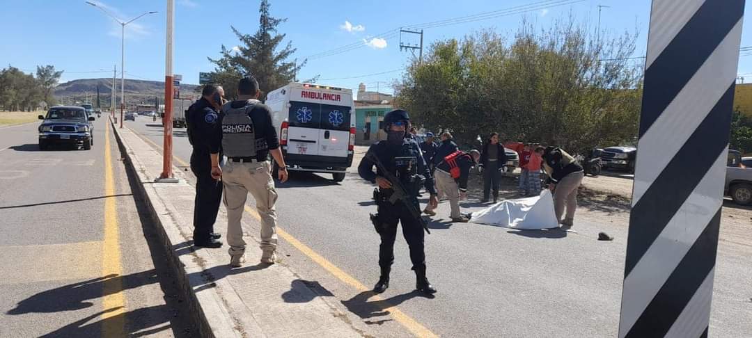 Tráiler arrolla a un hombre que se aventó bajo sus llantas
