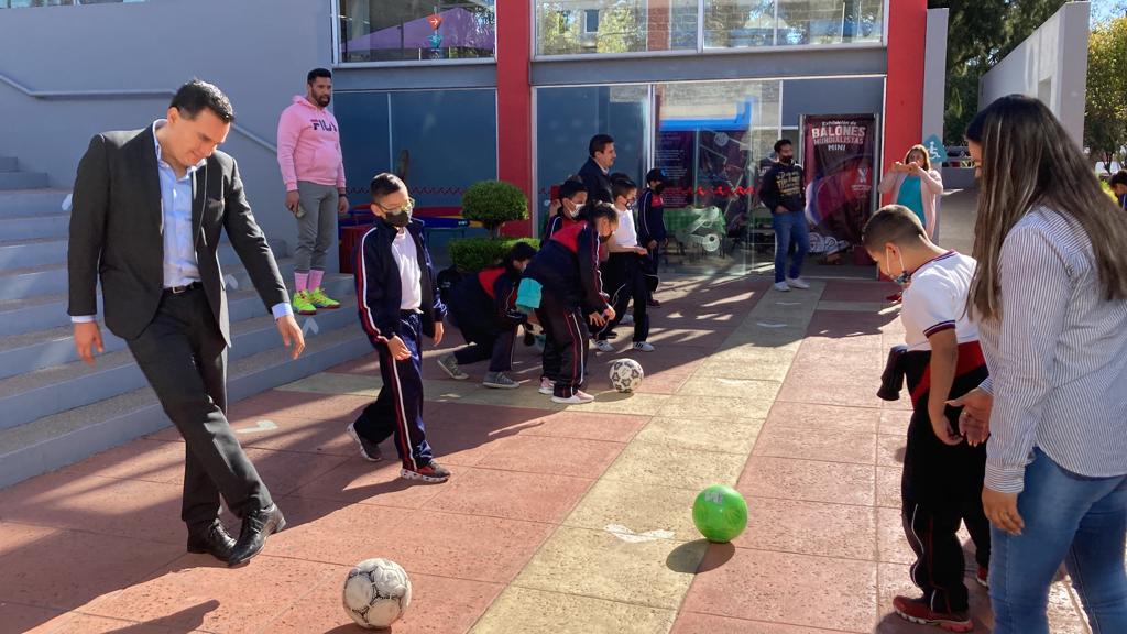 Imparten taller La Ciencia en el Deporte en exhibición Mini Balones Mundialistas