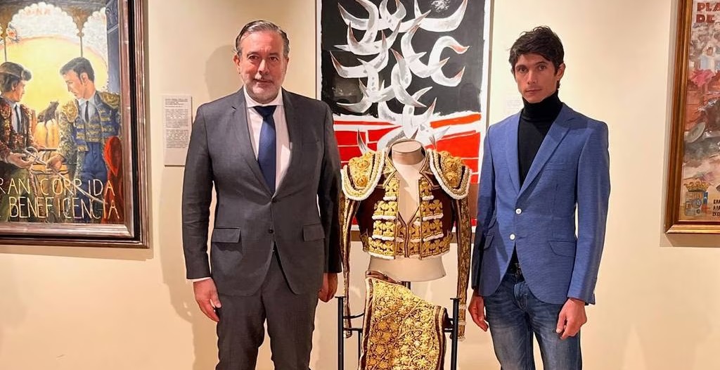 Sebastián Castella dona traje de luces