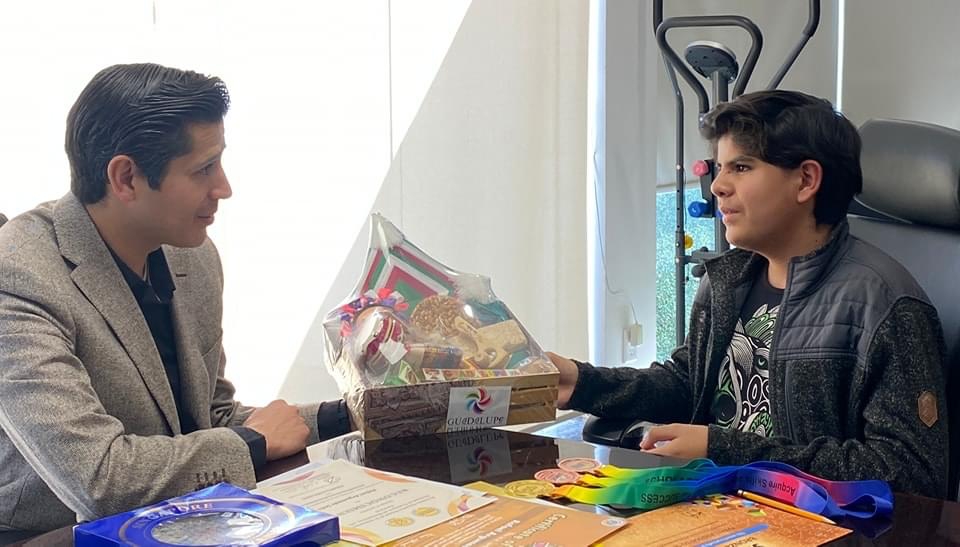 Alcalde de Guadalupe se reúne con ganador de olimpiada de matemáticas