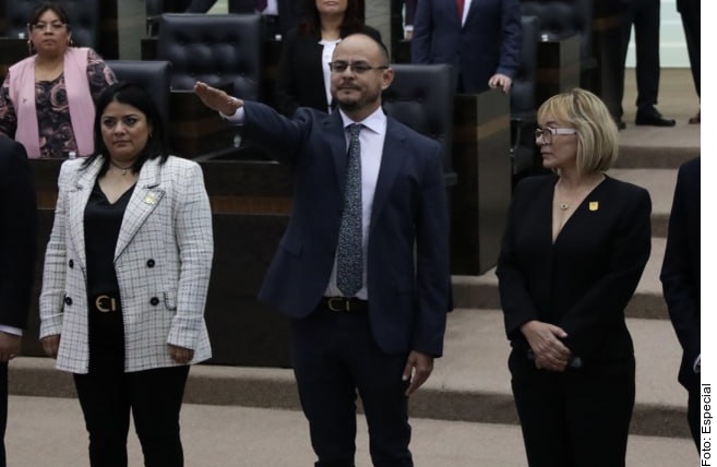 Presume Secretario de Congreso maestrías; no están inscritas