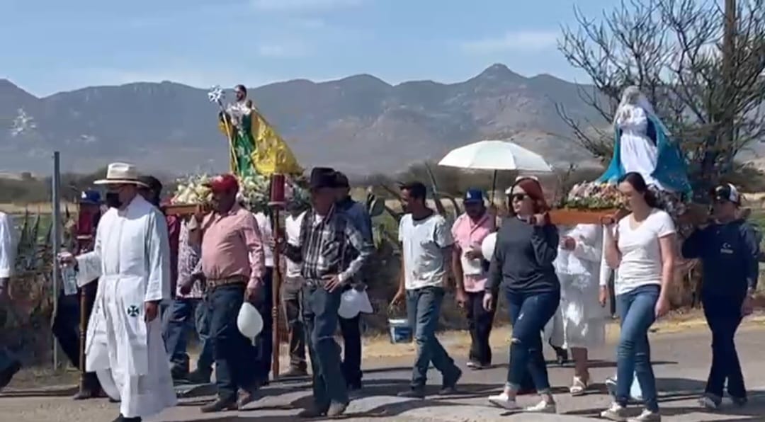 En procesión, regresan 50 familias a El Durazno