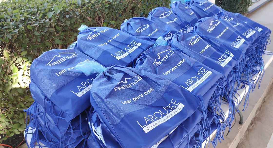 Donan Fresnillo plc y Minera Fresnillo libros a niños zacatecanos