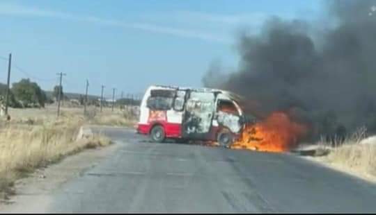 Atacan a policías y bloquean Pinos
