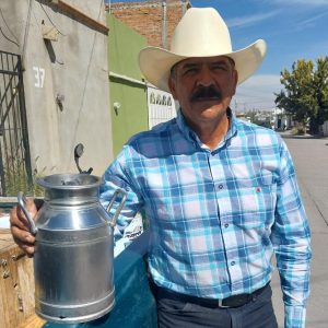 Fernando Tiscareño mantiene vivo el oficio de lechero