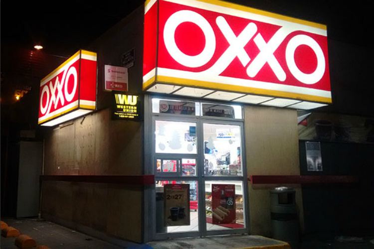 Se alía oxxo con aseguradora para vender seguros de viaje