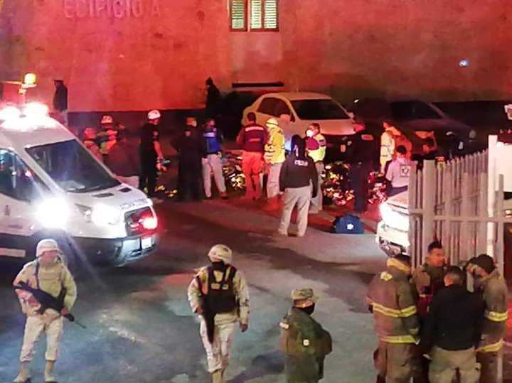 Arriban migrantes a sede de INM en Cd. Juárez; GN vigila