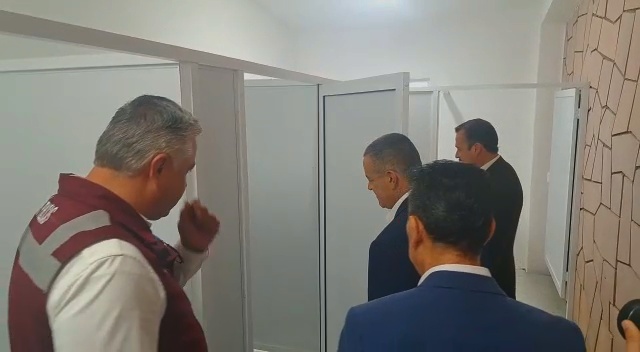 Entregan sanitarios a la Preparatoria Francisco García Salinas