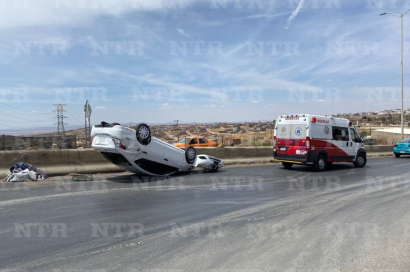 Vehículo vuelca sobre bulevar bicentenario al impactar contra tráiler