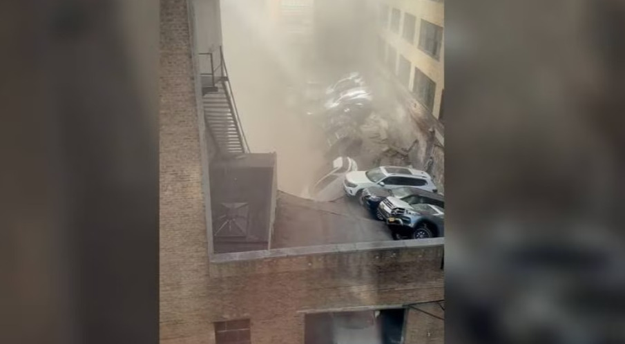 Colapso en estacionamiento de Nueva York deja una persona muerta y varios atrapados