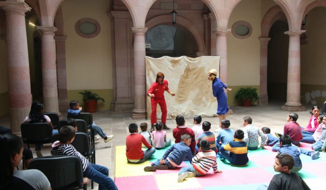 Divierten con obra de teatro a niños de casa cuna