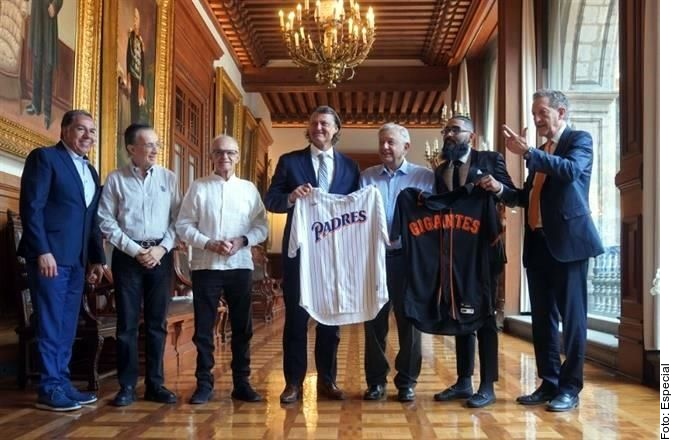 Recibe AMLO a Harp Helú y directivos de la MLB