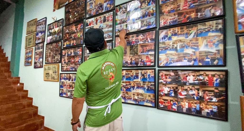 Pasión por el boxeo en Mariscos Rocky