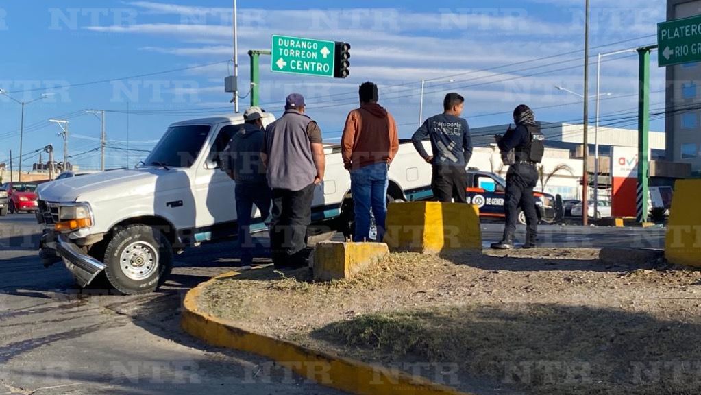 Auto y camioneta chocan en Paseo del Mineral