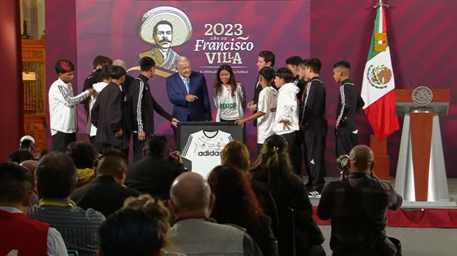 Recibe AMLO a jóvenes campeones de NL