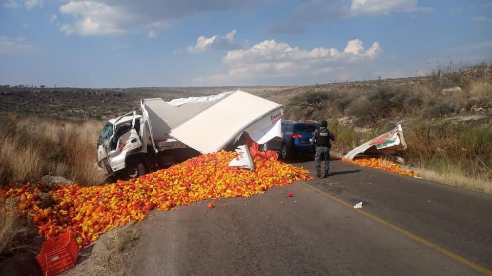 Vuelca camión de alimentos; operador resulta lesionado