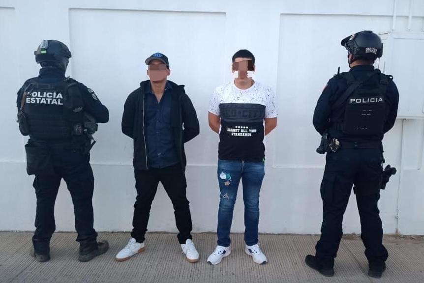 Detienen a dos jóvenes en posesión de cartuchos