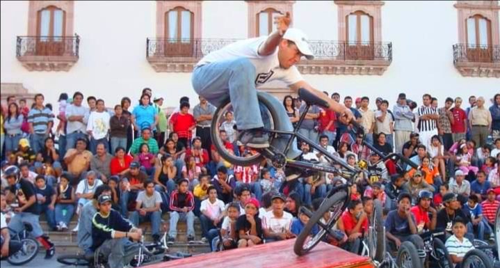 BMX Zac prepara exhibición en Plaza de Armas