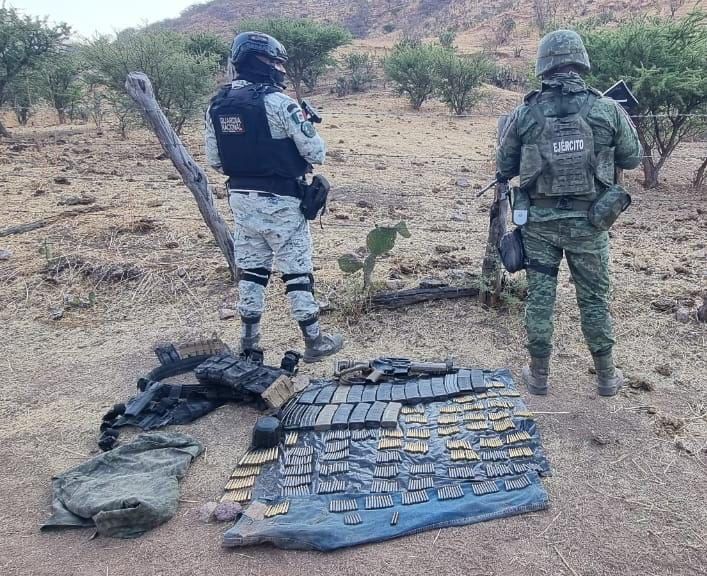 Detienen a dos hombres y aseguran armamento