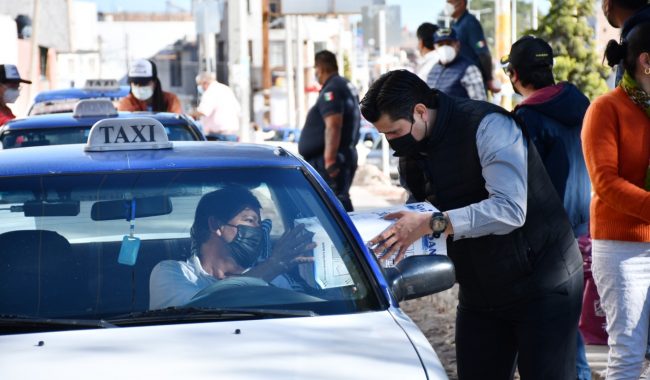 Entregan kits sanitizantes a taxistas
