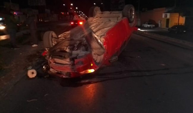 Por exceso de velocidad, vuelcan dos vehículos en Fresnillo