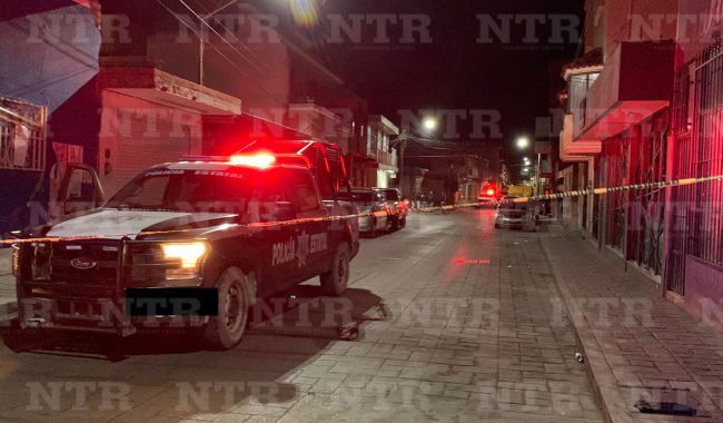 Balean a dos en puesto de carnes asadas