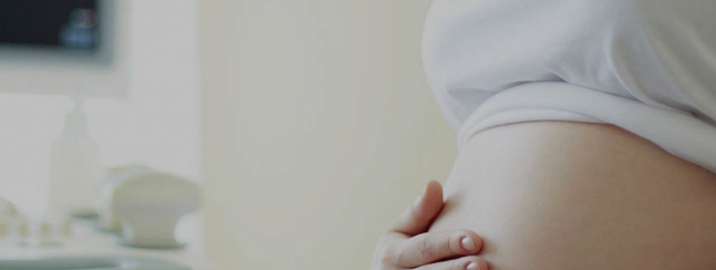 Mujer entra en labor de parto, en vía pública