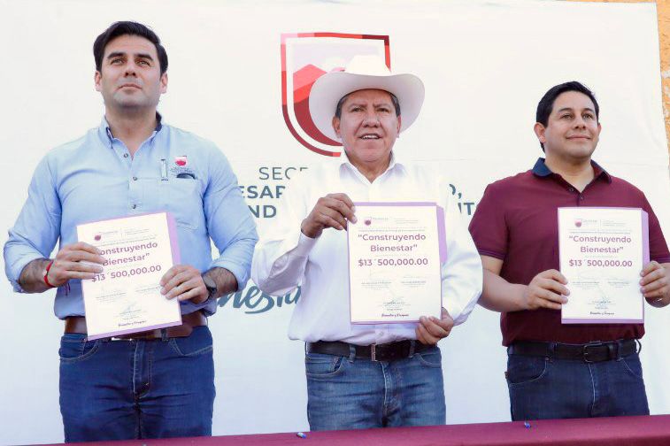 Entregan escrituras a cien familias de la capital