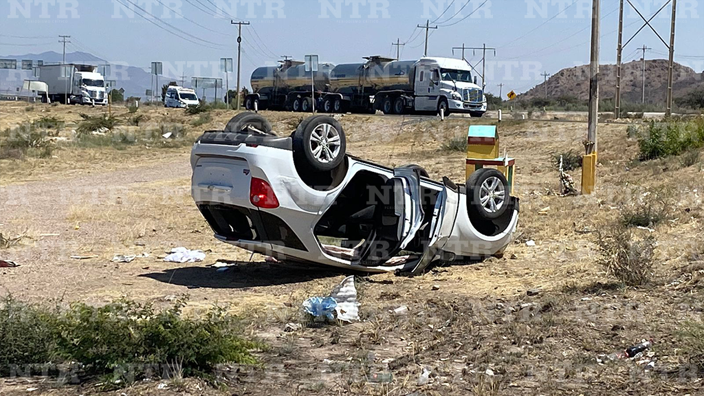 Encuentran camioneta volcada sin ocupantes