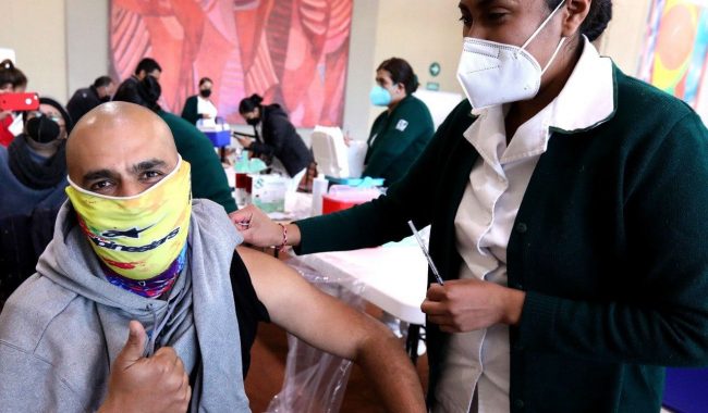Aplican refuerzos a adultos de 40 a 59 y primeras dosis a jóvenes de 14