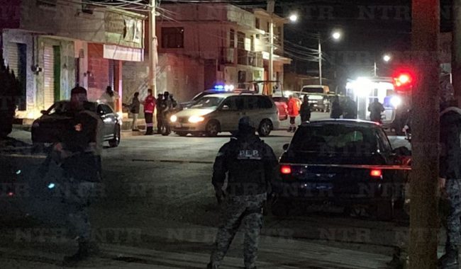 Asesinan a una mujer mientras viajaba en su camioneta