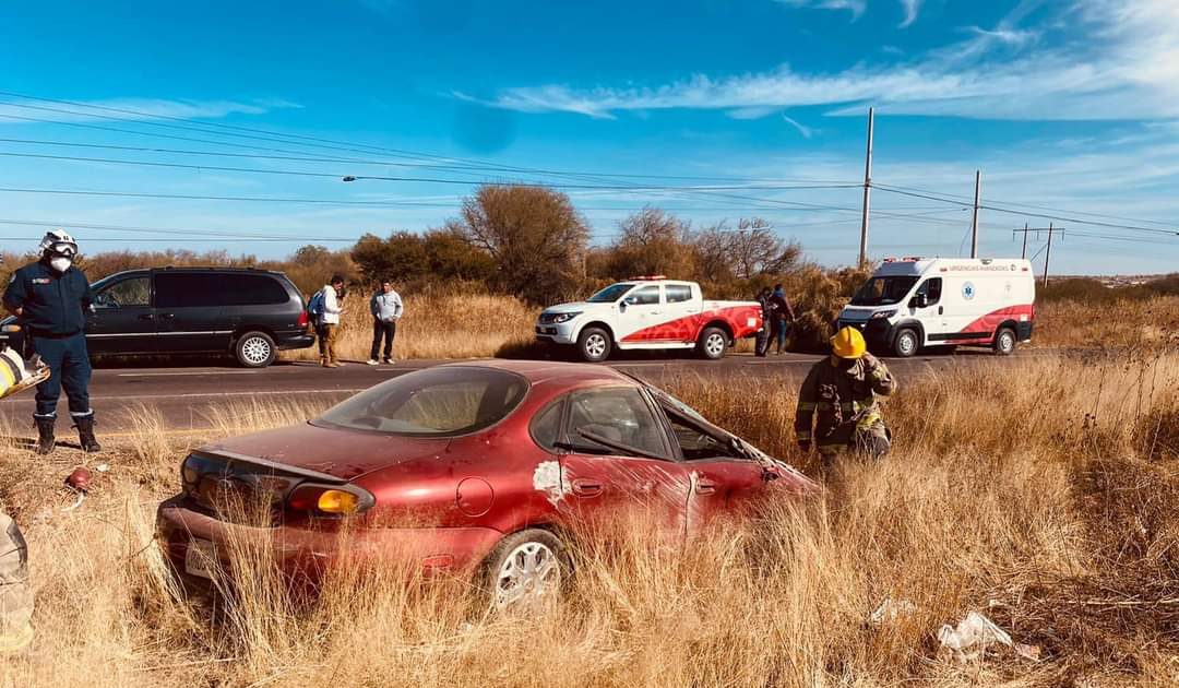 Se vuelca automóvil rumbo a Santa Mónica