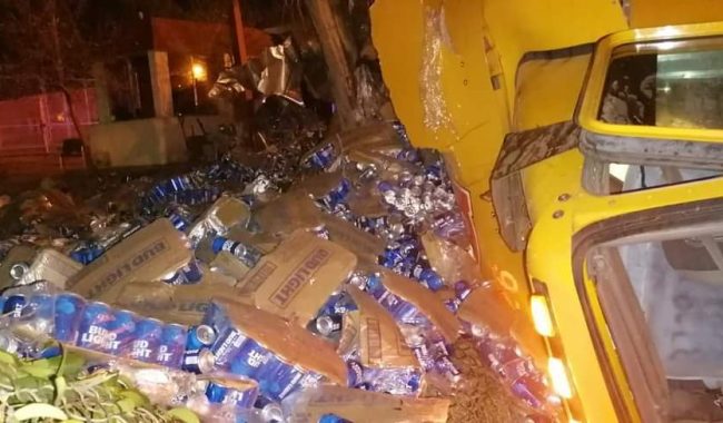 Se vuelca en la madrugada camión con cerveza