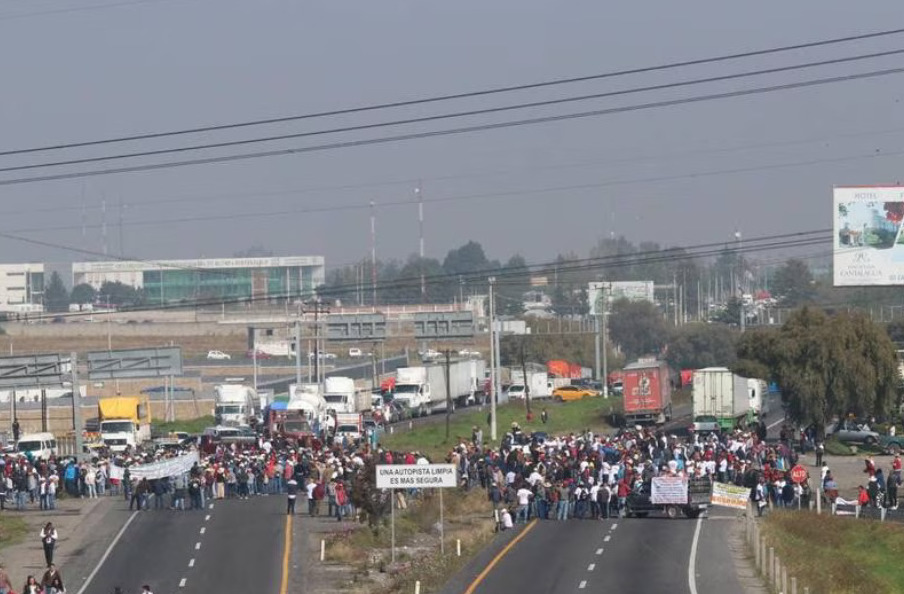 Chatarreros bloquean autopista Toluca-Atlacomulco por compañeros desaparecidos