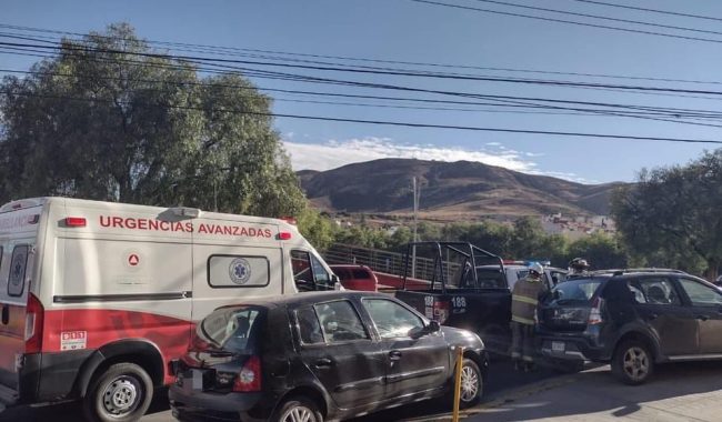 Dejan a menor encerrado en coche completamente cerrado