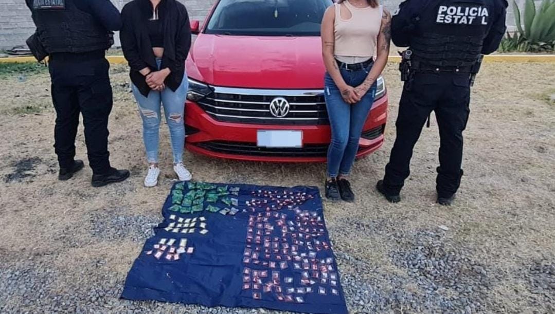Detienen a dos mujeres por portar 220 dosis de probable droga en Villa de Cos
