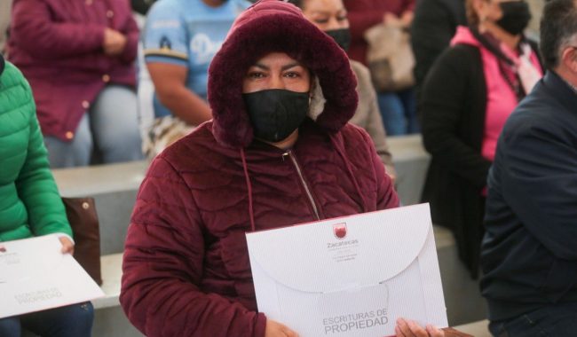 Entregan escrituras a familias guadalupenses