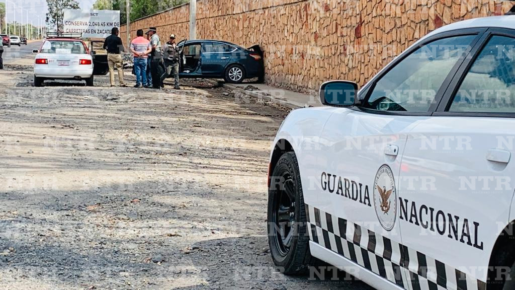 Impacta vehículo contra muro y ocasiona tráfico en Fresnillo