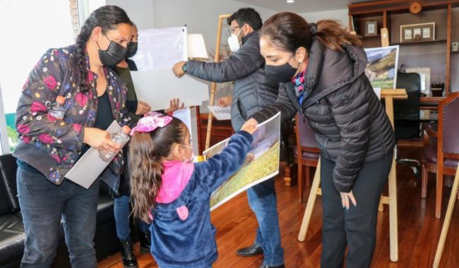 Entregan premios a niñas que nombraron a cachorros de león
