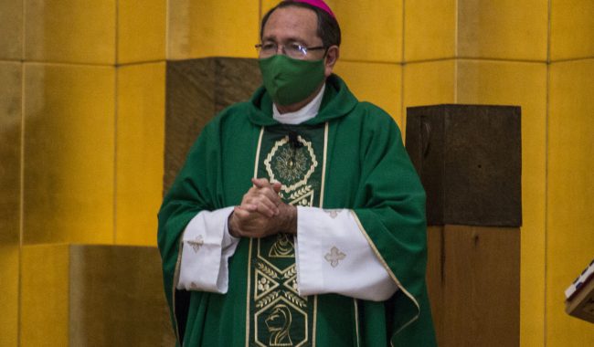 Llama obispo a ser prudentes ante cuarta ola
