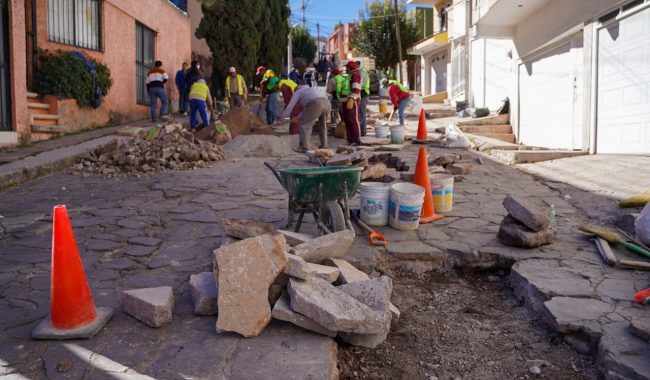 Atienden calles y vialidades en mal estado, en Zacatecas