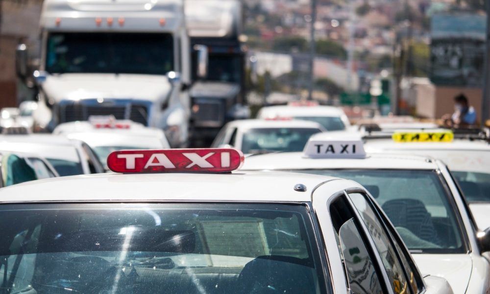 Renuncian taxistas por violencia y crisis