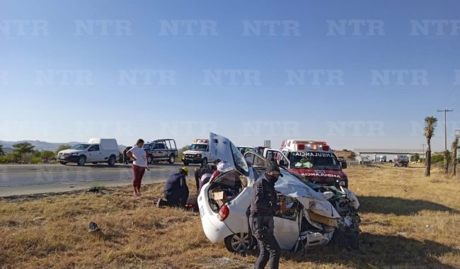 Choque contra objeto fijo deja a dos lesionados