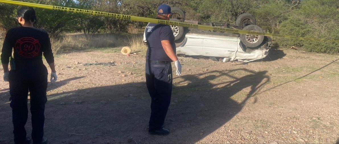 Muere conductor tras volcar en carretera a El Cargadero
