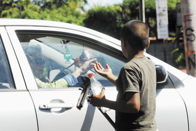 Demandan a padres que envían a trabajar a sus hijos