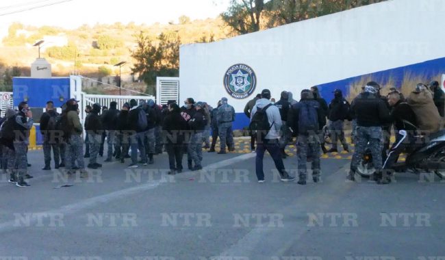 Se manifiestan elementos de la PEP; exigen destitución de funcionarios