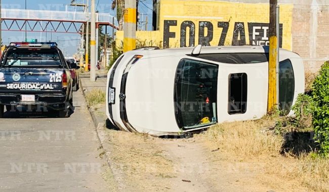 Se vuelca un auto en el Paseo del Mineral