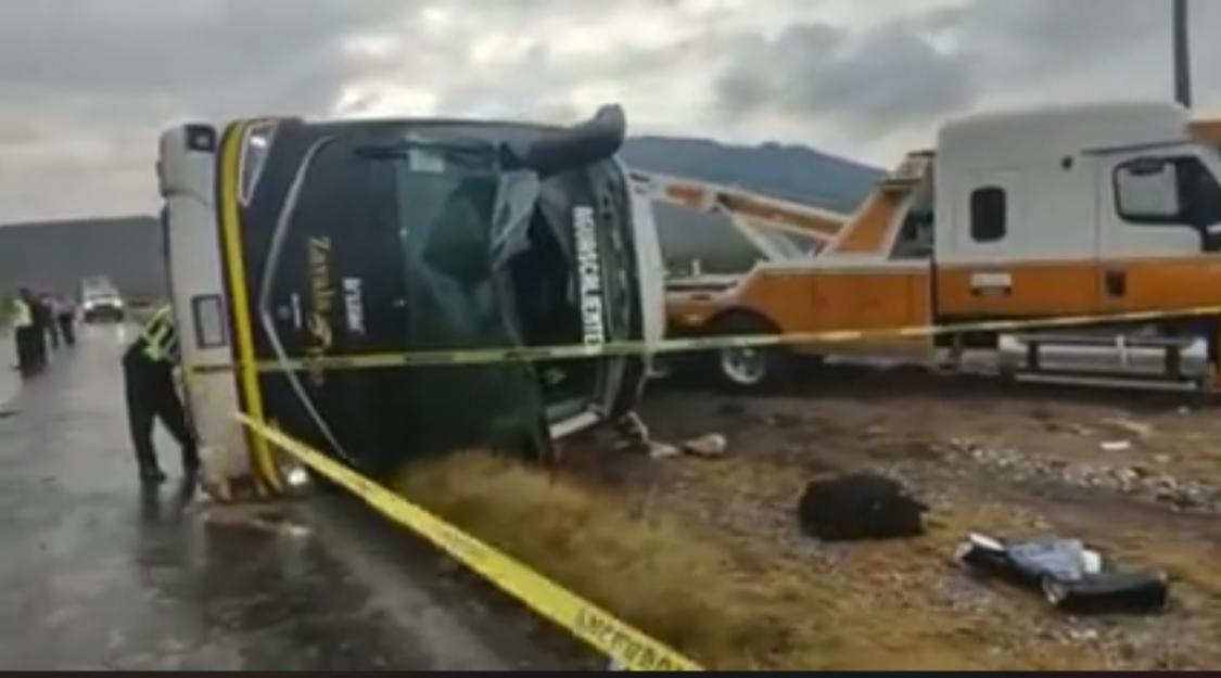 Vuelca autobús; hay 8 muertos y 30 heridos