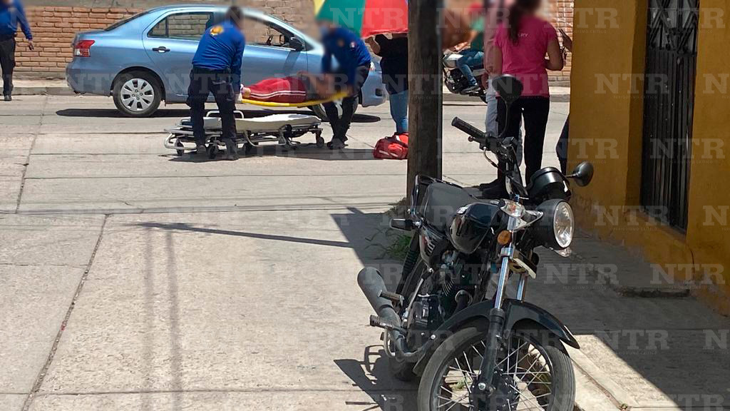 Mujer sufre lesiones tras caer de motocicleta